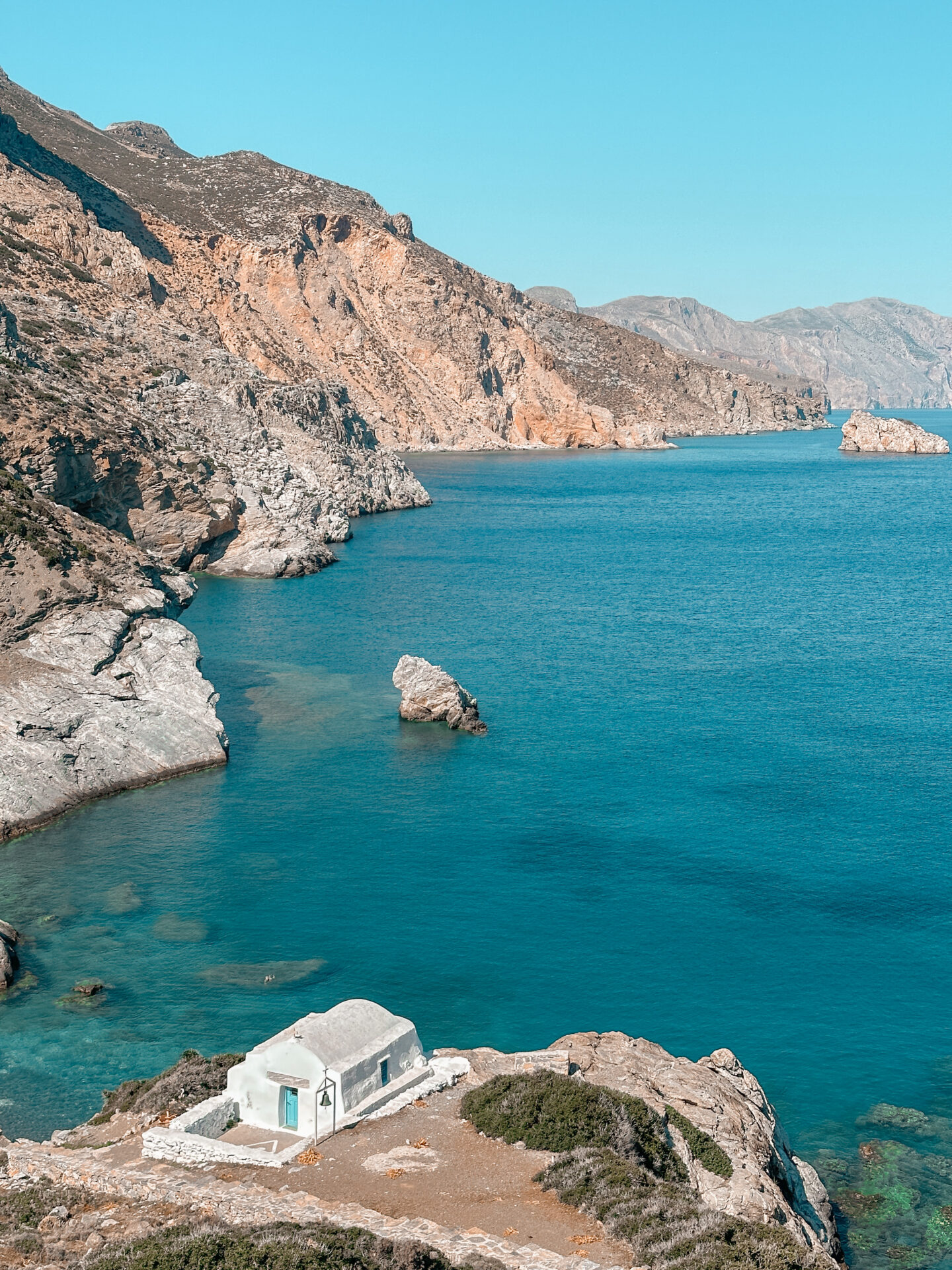 Pratique de yoga face à la mer à Amorgos