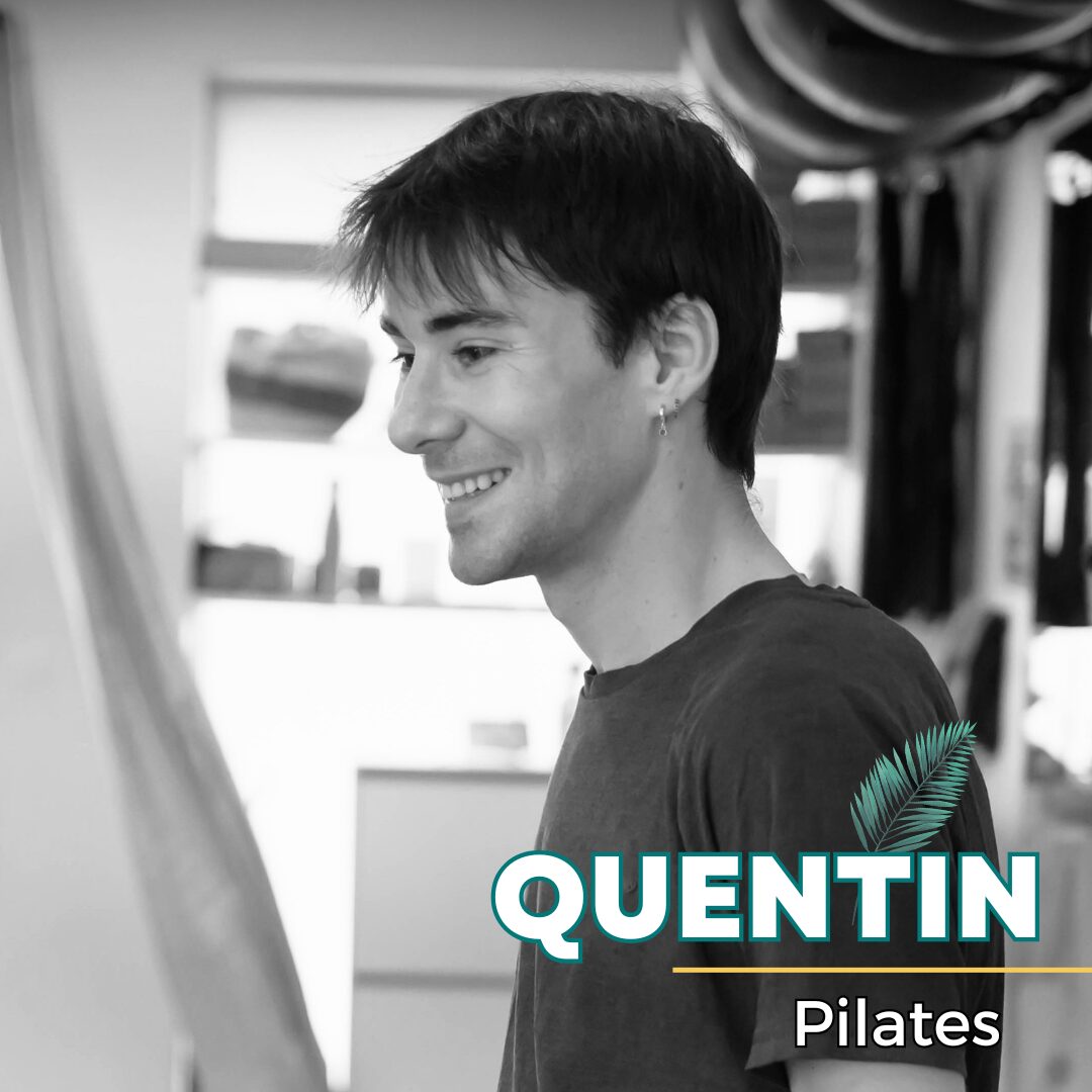 Quentin enseigne un cours de Pilates Mat à l’Académie Yoga Paris – Sagesse & Harmonie, dans le 15e arrondissement de Paris.