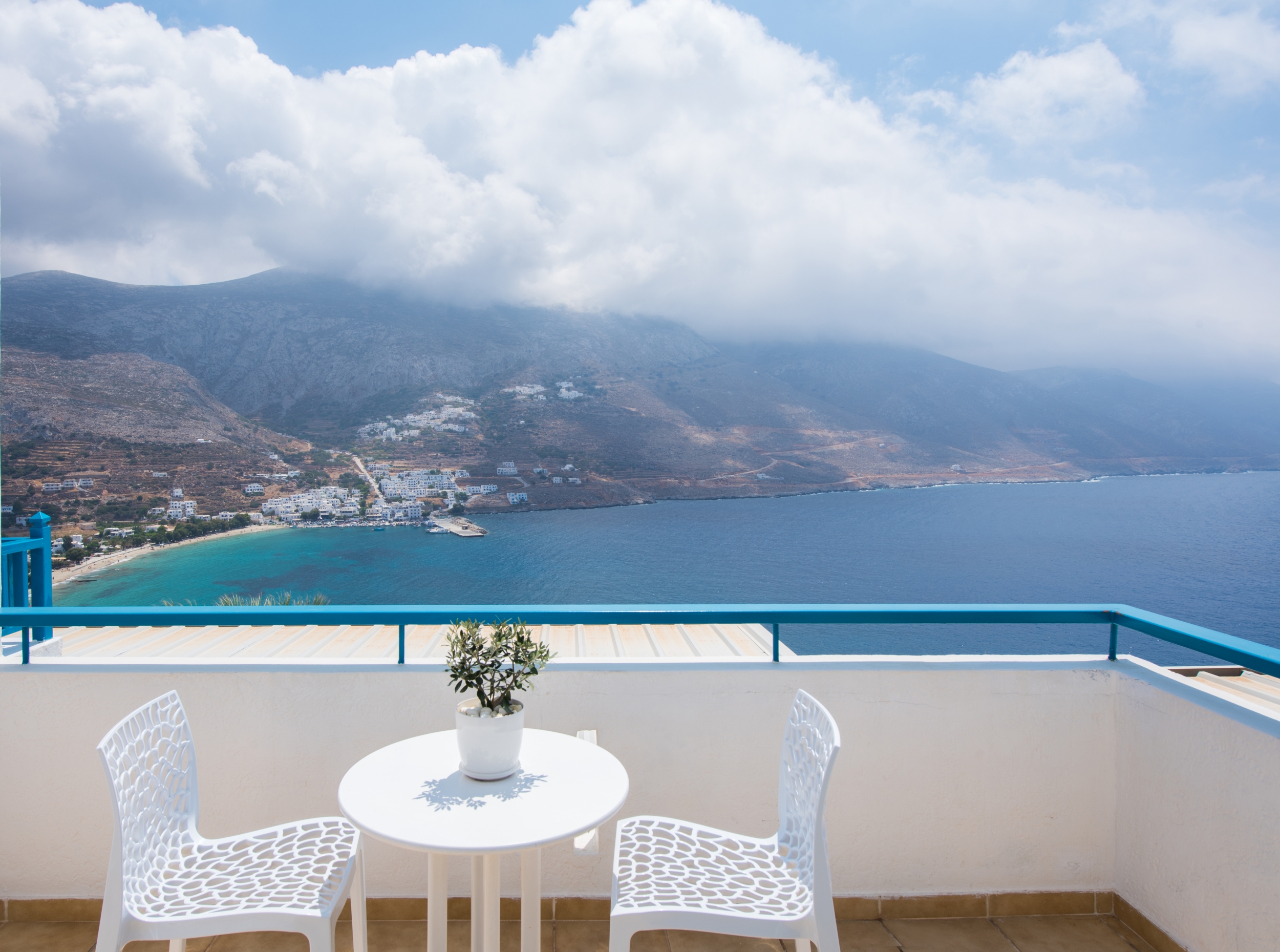Terrasse ouverte sur la baie d’Aegiali