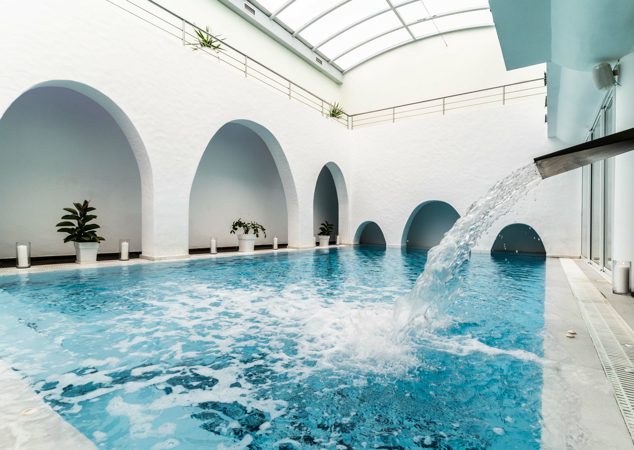 Piscine intérieure du spa avec sa cascade d’eau
