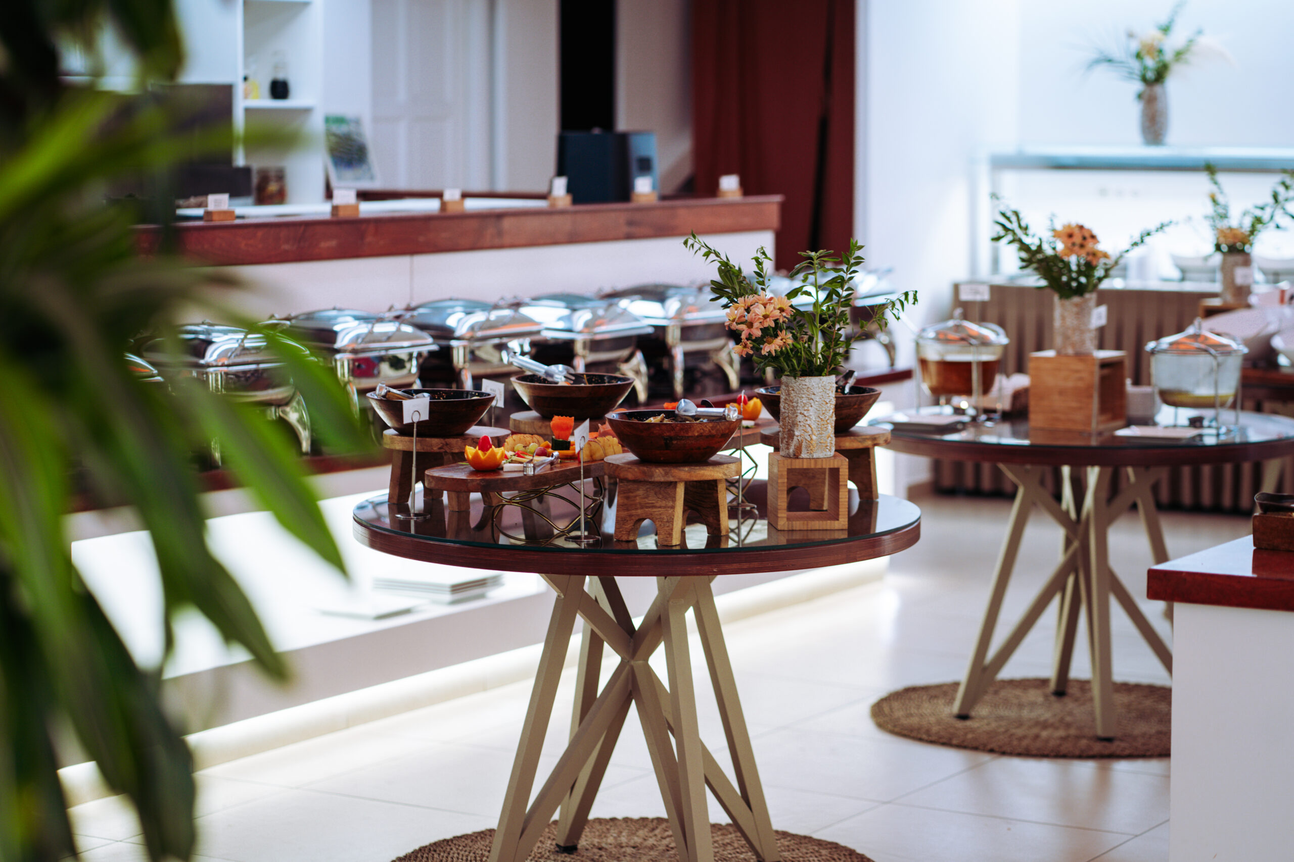 Buffet du restaurant avec plusieurs plats présentés